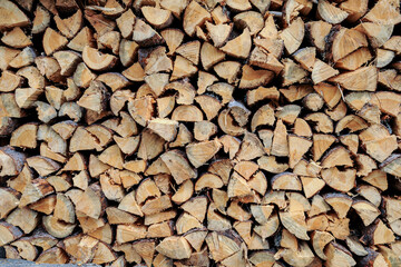 buches de bois tranchées et empilées