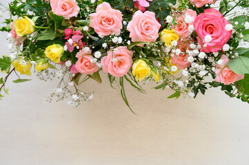 結婚式・クリスマス・母の日・父の日のセールなどカードの贈り物やバナーに使いやすいお洒落な薔薇のブーケの背景 2 コピースペースあり
