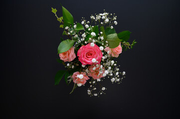 結婚式・クリスマス・母の日・父の日のセールなどカードの贈り物やバナーに使いやすいお洒落な薔薇のブーケの背景の黒9コピースペースあり