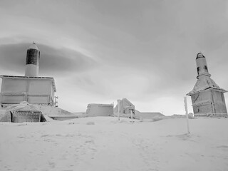 pico de la bola del mundo nevado