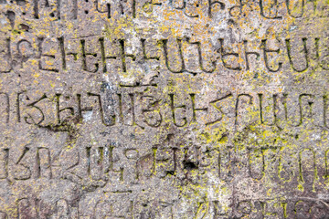 Detailaufnahme von Schriftzeichen auf einem armenischen Kreuzstein auf dem Friedhof Noratus in Armenien