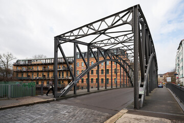 Die Könneritzbrücke bildet mit ihrer Fachwerkträger- und Bogenkonstruktion ein beeindruckendes Bild