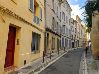 Architecture aixoise et provençal à Aix en Provence, bâtiment ancien jaune dans ruelle,...