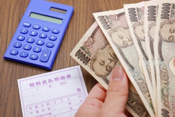 給与明細とお金と電卓