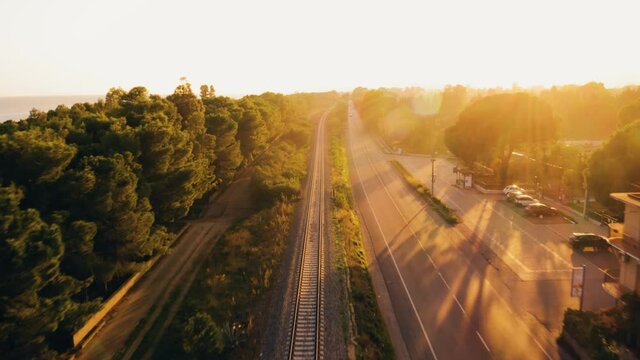Camminando tra strada e ferrovia dei treni