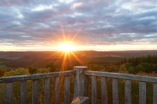 Sonnenuntergang am Dietzenley bei Gerolstein in der Eifel im Herbst
