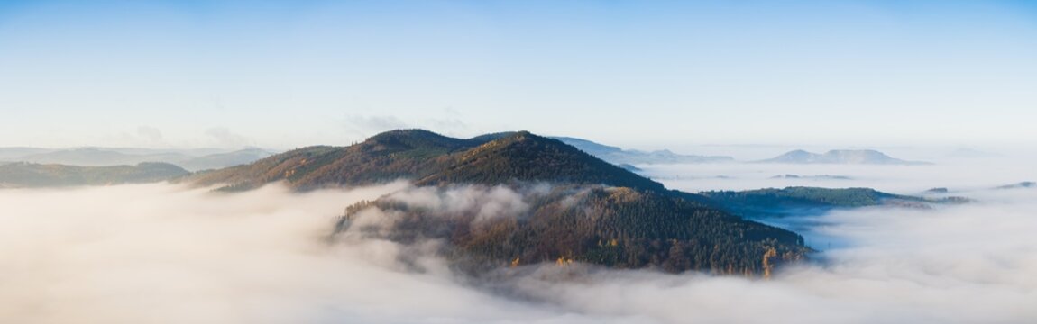 Das Sauerland in Morgennebel, Aussicht vom Olsberggipfel, Brilon, Deutschland