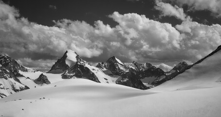 Schwarz-weiss Panorama der Bergkette um Petit Mont Colon gesehen von der Vignettes Hütte