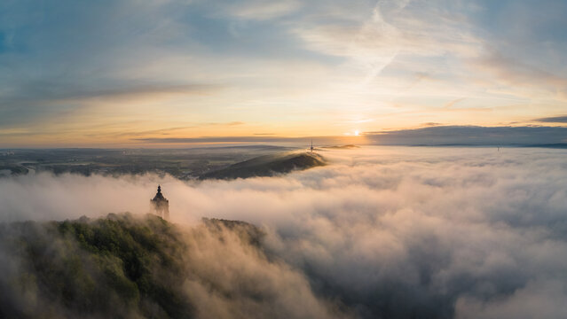 Das Weserbergland am Kaiser Wilhelm Denkmal unter dem Morgen Nebel, Porta Westfalica, NRW, Deutschland