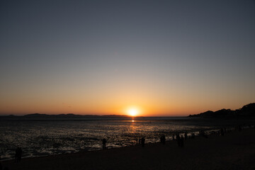 江華島の沈む夕日と砂浜