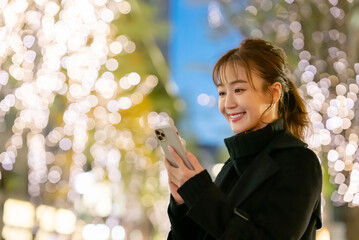 女性・スマートフォン・イルミネーション