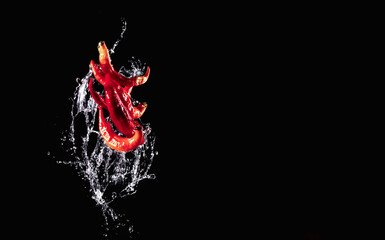 ají con agua sobre fondo negro