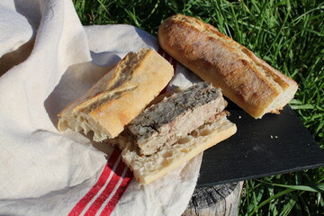 Pâté de campagne, terrine de campagne, pique-nique dans l'herbe