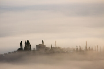 alba con nebbia colline toscane italia