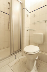 Kleines Badezimmer mit Dusche und WC