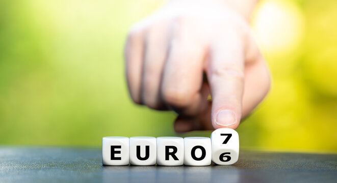 Symbol für die Änderung der Euro 6 Norm zur Euro 7 Norm. Hand dreht Würfel und ändert den Ausdruck "Euro 6" in "Euro 7".