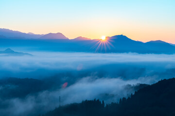 絶景早朝の国見ケ丘から見る雲海と朝日（宮崎県高千穂町）