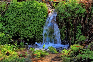Kleiner Wasserfall im Rühling