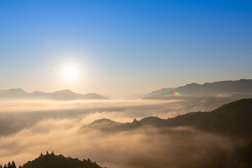 絶景早朝の国見ケ丘から見る雲海と朝日（宮崎県高千穂町）