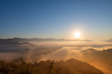 絶景早朝の国見ケ丘から見る雲海と朝日（宮崎県高千穂町）