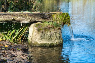 Wasserzulauf in einen Teich