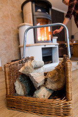 Holz in einem Kamin nachlegen