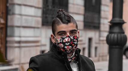 Joven en traje con mascarilla. Joven protegiendose del covid. Joven en traje png. Emprededor con...
