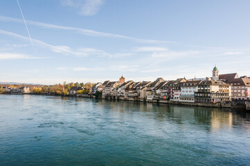 Obraz premium Rheinfelden, Rhein, Rheinufer, Stadt, Altstadt, alte Rheinbrücke, Stadtkirche, St. Martin, Messerturm, Rathaus, Uferweg, Rheinweg, Rheinschifffahrt, Herbst, Aargau, Schweiz 