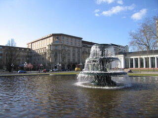 Wiesbaden Bowling Green mit Brunnen im Fr&uuml;hjahr