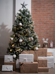 Regalos bajo el árbol de navidad