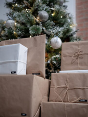 Regalos bajo el árbol de navidad