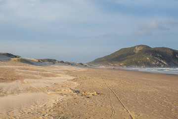 Fototapeta na wymiar Faixa de areia da Praia do Santinho, Florianopolis, Santa Catarina, Brasil, Florianópolis,