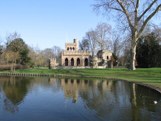 Fototapeta na wymiar Mosburg Schlosspark Schloss Biebrich, Wiesbaden am Rhein im Frühjahr