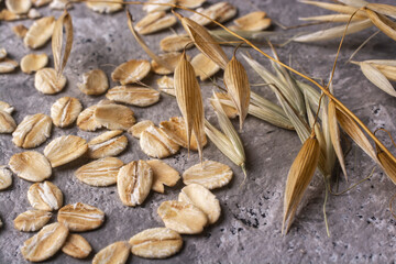 Naklejka premium Scattered oatmeal and oat seeds. Food concept. Healthy and wholesome food.