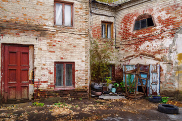 Fototapeta na wymiar The yard of the old house. Autumn in the city. The picture was taken in Russia, in Orenburg