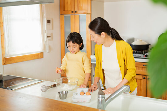 料理をする祖母と孫