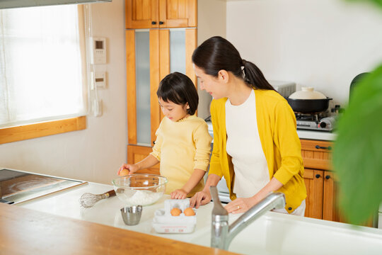 料理をする祖母と孫