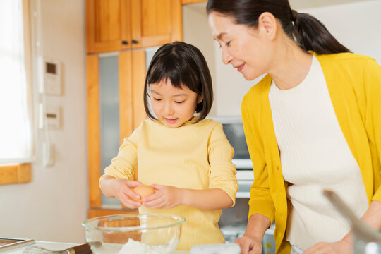 料理をする祖母と孫