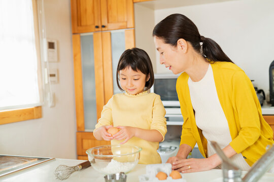 料理をする祖母と孫