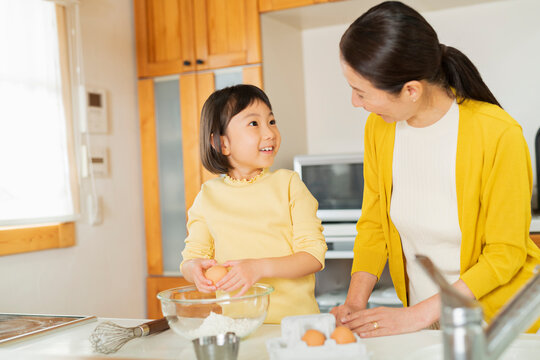 料理をする祖母と孫