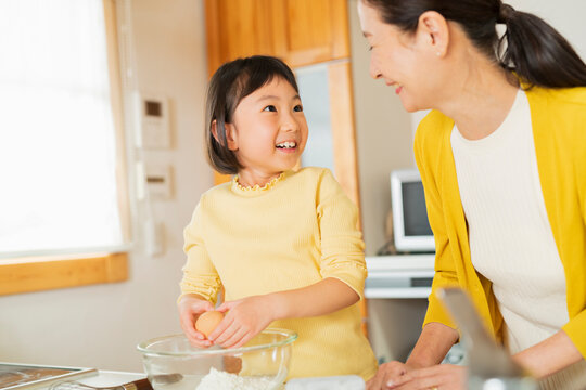 料理をする祖母と孫