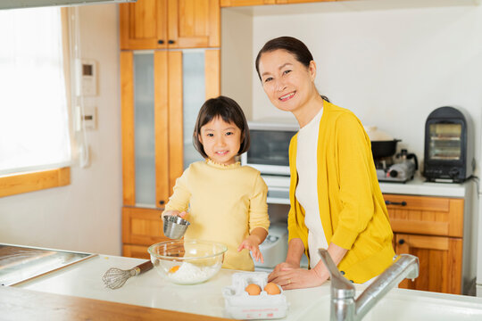 料理をする祖母と孫