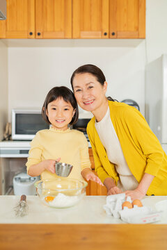 料理をする祖母と孫