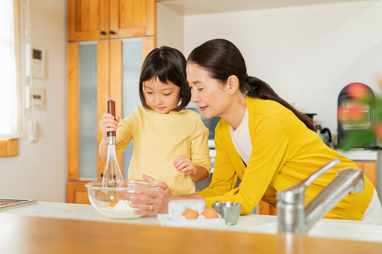 料理をする祖母と孫