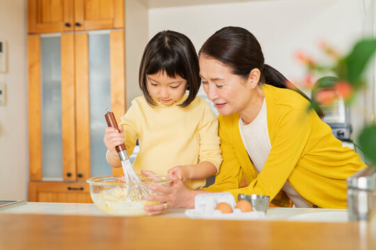料理をする祖母と孫