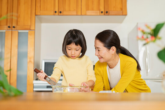料理をする祖母と孫