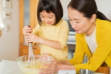 料理をする祖母と孫
