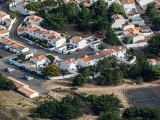 Fototapeta premium vue aérienne de maisons de vacances sur la côte à Barbatre sur l'île de Noirmoutier en France