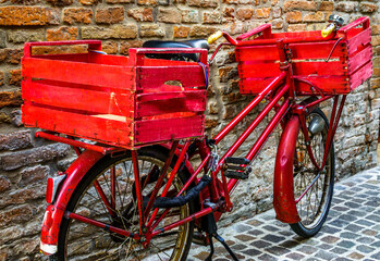 Fototapeta na wymiar old bike in italy
