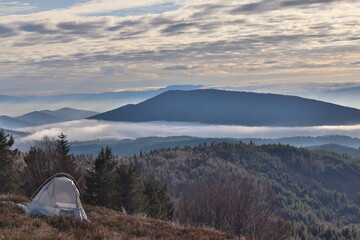 Polskie góry, Beskid Wyspowy,  namiot w górach © Monika